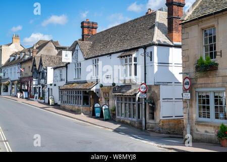 White hart pub and shops along hailes street in the ancient Anglo Saxon town of Winchcombe, Cotswolds, Gloucestershire, England Stock Photo