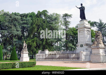 Mantua , Italy, Piazza Virgiliana with the monument for Virgil Stock ...