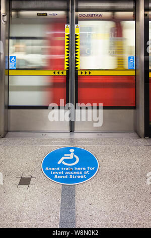 Train boarding point and wheelchair disabled access signage on the Jubilee Line at London's Waterloo Station Stock Photo