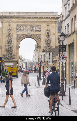 Paris street scene 10th arrondissement - Porte Saint-Denis in the 10th arrondissement of Paris, France, Europe. Stock Photo