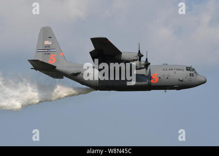 FIREFIGHTING - U.S. AIR FORCE C-130H HERCULES WATER DROP. Stock Photo