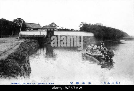 [ 1910s Japan - Boat near Imperial Villa, Tokyo ] —   A boat approaches the bridge to the entrance of Hama Palace (浜御殿, Hama Goten), a garden in Tokyo established by the Tokugawa Shogunate in 1654. After the Meiji Restoration in 1868, ownership was transferred to the imperial family, and the name changed to Hama Imperial Villa (Hama Rikyu). After World War II, it became a public park and is now known as Hamarikyu Gardens (浜離宮恩賜庭園, Hama-rikyu Onshi Teien).  20th century vintage postcard. Stock Photo