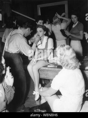 JUDY GARLAND on set make-up filming candid with Showgirls for ZIEGFELD GIRL 1941 director Robert Z. Leonard with musical numbers directed by Busby Berkeley costumes Gilbert Adrian Metro Goldwyn Mayer Stock Photo