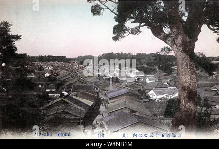 [ 1910s Japan - Station on the Tokaido ] —   Panoramic view of the Tokaido at Mitsuke-juku (見附宿). Located in what is now Iwata (磐田市), Shizuoka Prefecture, Mitsuke was the thirty-second of the fifty-three stations of the Tokaido. The name means 'with a view,' because it was the first place from which Mount Fuji could be seen by travelers coming from Kyoto. Totomi (遠江国, Totomi-no kuni) is the old name for what is now western Shizuoka Prefecture.  20th century vintage postcard. Stock Photo