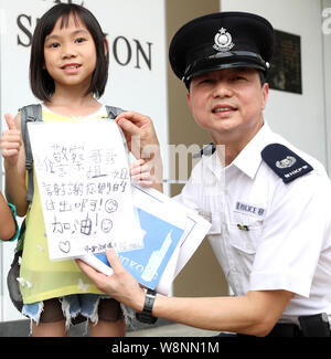 (190810) -- BEIJING, Aug. 10, 2019 (Xinhua) -- A child visits Central Police Station to express her support for the police force in Hong Kong, south China, Aug. 10, 2019. (Xinhua/Wu Xiaochu) Stock Photo