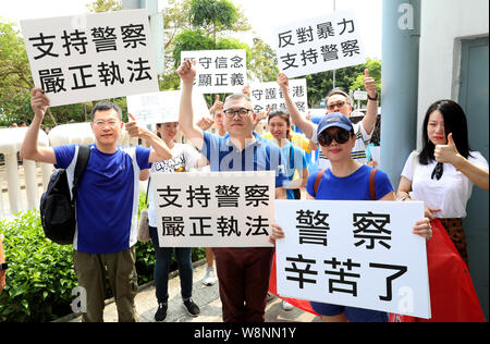 (190810) -- BEIJING, Aug. 10, 2019 (Xinhua) -- People visit Central Police Station to express their support for the police force in Hong Kong, south China, Aug. 10, 2019. (Xinhua/Wu Xiaochu) Stock Photo