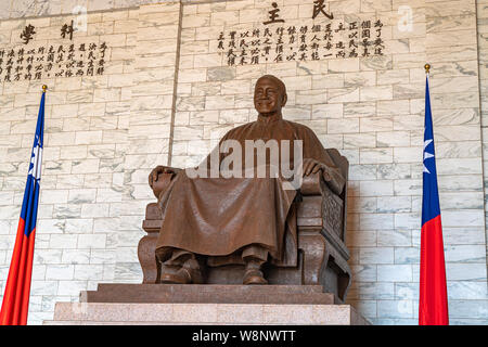 Statue of Chiang Kai-shek in the main chamber, inside the National Taiwan Democracy Memorial Hall ( National Chiang Kai-shek Memorial Hall ), Taipei Stock Photo