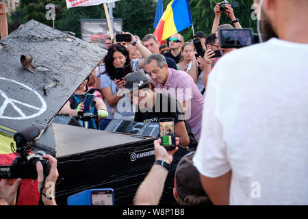 Bucharest, Romania. 10th August 2019. German Pianist Davide Martello plays piano for the crowd of protesters at the Anti corruption manifestation. Martello cancelled other concerts to specifically attend the event which takes place on the anniversary of last year’s violent confrontation in the city. Stock Photo