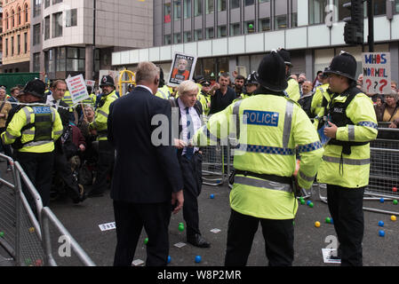 Peter Street, Manchester, UK. 5th October 2015. Anti-Tory protesters shout abuse and throw plastic balls at Boris Johnson and other delegates at the e Stock Photo