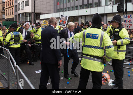 Peter Street, Manchester, UK. 5th October 2015. Anti-Tory protesters shout abuse and throw plastic balls at Boris Johnson and other delegates at the e Stock Photo