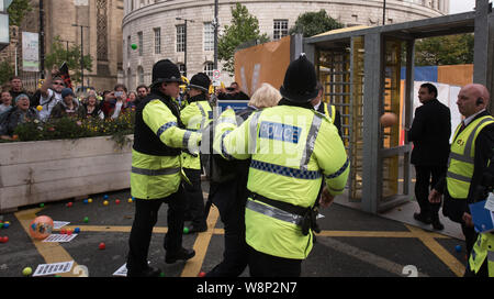 Peter Street, Manchester, UK. 5th October 2015. Anti-Tory protesters shout abuse and throw plastic balls at Boris Johnson and other delegates at the e Stock Photo