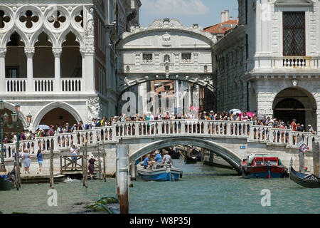 18 June 2019, Italy, Venedig: Tourists crowded together cross the Bridge of Sighs (Ponte dei Sospiri). The arched bridge over the Rio die Palazzo is named after the prisoners who sighed on their way from the Palazzo Ducale (Doge's Palace) to the prison. Photo: Soeren Stache/dpa-Zentralbild/ZB Stock Photo