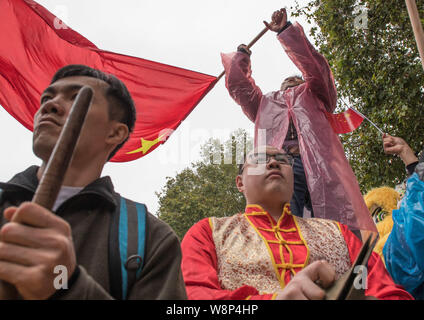 Whitehall, London, UK. 21st  October, 2015. Chinese supporters and anti Chinese activists face off opposite Downing Street in London prior to Presiden Stock Photo