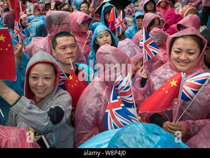 Whitehall, London, UK. 21st  October, 2015. Chinese supporters and anti Chinese activists face off opposite Downing Street in London prior to Presiden Stock Photo