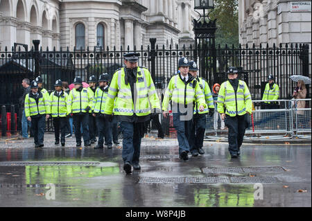 Whitehall, London, UK. 21st  October, 2015. Chinese supporters and anti Chinese activists face off opposite Downing Street in London prior to Presiden Stock Photo