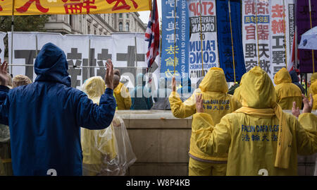 Whitehall, London, UK. 21st  October, 2015. Chinese supporters and anti Chinese activists face off opposite Downing Street in London prior to Presiden Stock Photo