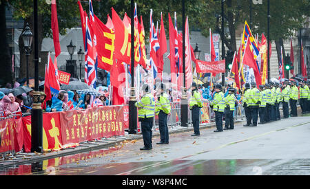 Whitehall, London, UK. 21st  October, 2015. Chinese supporters and anti Chinese activists face off opposite Downing Street in London prior to Presiden Stock Photo