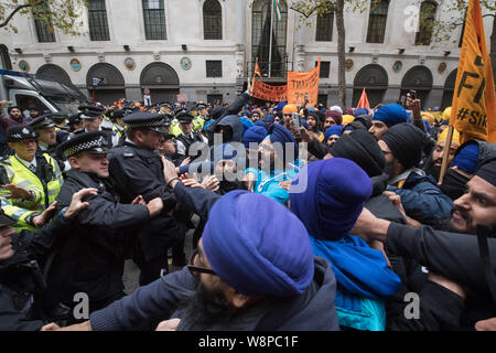 India High Commission, Aldwych, London, UK. 22nd October, 2015. Hundreds of British Sikhs clashed with police outside the India High Commission in cen Stock Photo