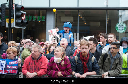 Peter Street, Manchester, UK. 5th October 2015. Anti-Tory protesters shout abuse and throw plastic balls at Tory Cabinet members and other delegates a Stock Photo