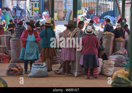 Vendors at the market in Urubamba, Sacred Valley, Peru Stock Photo