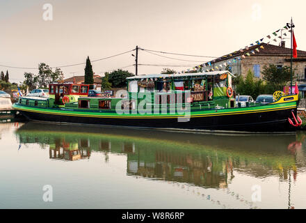 Tamata a Boat Shop and cafe on the Canal du Midi, Le Somail, Languedoc-Roussillon, France Stock Photo