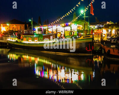 Tamata a Boat Shop and cafe on the Canal du Midi, Le Somail, Languedoc-Roussillon, France Stock Photo