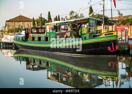 Tamata a Boat Shop and cafe on the Canal du Midi, Le Somail, Languedoc-Roussillon, France Stock Photo