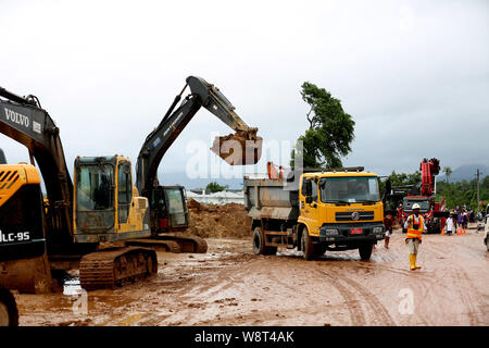 Yangon, Myanmar. 11th Aug, 2019. Clean-up operations are carried out at monsoon landslide-hit area in Mon state, Myanmar, Aug. 11, 2019. The death toll from a monsoon landslide rose to 51 so far in Myanmar's Mon state, said latest figures released by Myanmar Fire Services Department on Sunday. Caused by heavy monsoon rainfall, towns of Paung, Mawlamyine, Mudon, Thanbyuzayat, Kyaikmaraw and Ye were flooded. Credit: U Aung/Xinhua/Alamy Live News Stock Photo