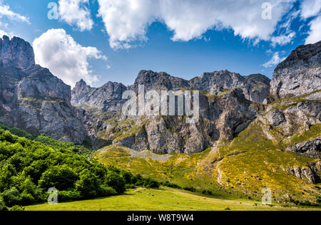 Southern wall of Macizo Central (Macizo Los Urrieles) over Fuente De, Picos de Europa, Cantabria, Spain Stock Photo