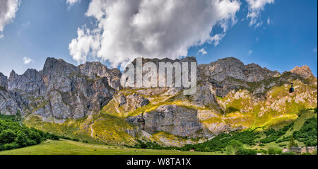 Southern wall of Macizo Central (Macizo Los Urrieles), cable car, over Fuente De, Picos de Europa, Cantabria, Spain Stock Photo