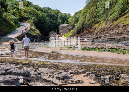 05/08/2019 Robin Hoods Bay, North Yorkshire, Uk Walking along the long distance footpath of the Cleveland Way between Cloughton and Robin Hoods Bay Stock Photo