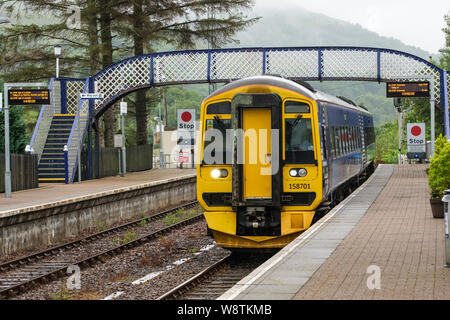 Inverness bound train from Kyle of Lochalsh arriving at Strathcarron Station, Wester Ross, NW Highlands of Scotland Stock Photo
