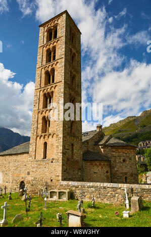 Sant Climent de Taüll tower and church, a Catalan Romanesque Churches of the Vall de Boí (Bohí valley, Alta Ribagorza, Lleida,Pyrenees,Cataluña,Spain) Stock Photo