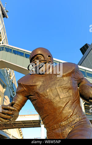 Lou Groza is a Cleveland Browns legend who was a placekicker and offensive  tackle playing his entire career with the Browns until her retired in 1967  Stock Photo - Alamy