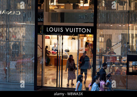 Customer Shops Handbags Louis Vuitton Store Shopping Mall Nanjing City –  Stock Editorial Photo © ChinaImages #241034270