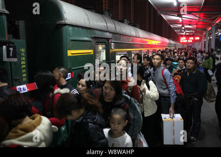 --FILE--A crowd of Chinese passengers on their way back for the Spring Festival or the Chinese New Year queue up to board a green train at the Shenzhe Stock Photo