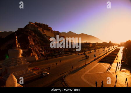 View of the Potala Palace in Lhasa, southwest Chinas Tibet Autonomous Region, 14 September 2009. Stock Photo