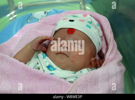 Peng Ankang, a baby whose weight was 0.8kg when he was born on June 17, is pictured at the Louxing People's Hospital in Loudi city, central Chinas Hun Stock Photo