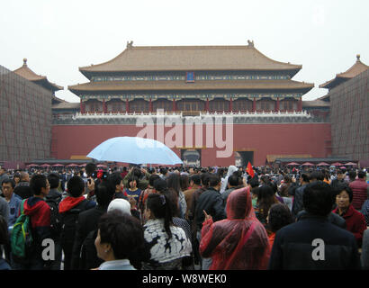 Tourists crowd the Palace Museum, also known as the Forbidden City, during the National Day holiday in Beijing, China, 1 October 2014.   Beijing recei Stock Photo