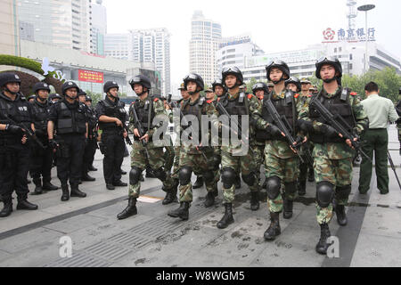 SWAT police officers armed with guns patrol at the square of the Shanghai Railway Station in Shanghai, China, 14 May 2014.   SWAT police and other arm Stock Photo