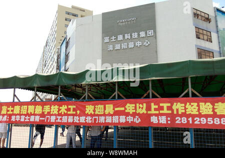 --FILE--View of a recruiting center of Foxconn Technology Group in Shenzhen city, south Chinas Guangdong province, 28 July 2014.     Apple fans may ha Stock Photo