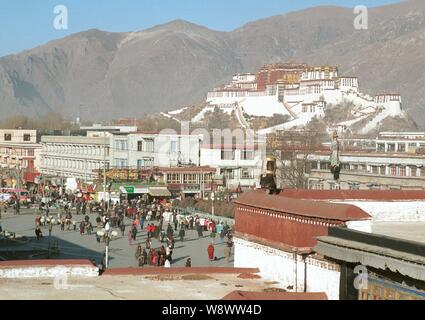View over Lhasa and Potala Palace in Lhasa, southwest Chinas Tibet Autonomous Region. Stock Photo