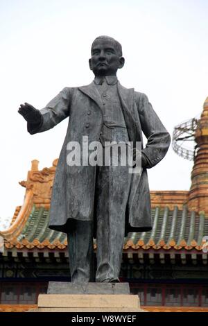 --FILE--View of the statue of Dr. Sun Yat-sen, first president and founding father of the Republic of China, at the Sun Yat-sens Mausoleum in Nanjing Stock Photo