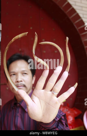 Longest Fingernails On One Hand EVER - Guinness World Records - YouTube