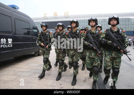 SWAT police officers armed with guns patrol at the square of the Shanghai Railway Station in Shanghai, China, 14 May 2014.   SWAT police and other arm Stock Photo