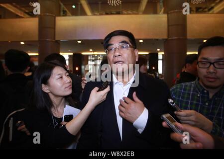 Fu Chengyu, center, Chairman of China Petroleum and Chemical Corp (Sinopec), is interviewed during the opening session of the Second Session of the 12 Stock Photo