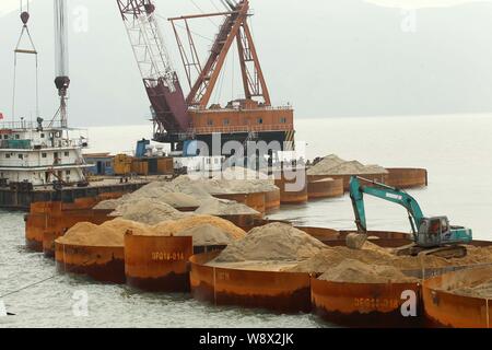 View of the construction site of the Hong Kong-Zhuhai-Macao Bridge under construction in Zhuhai city, south Chinas Guangdong province, 11 November 201 Stock Photo