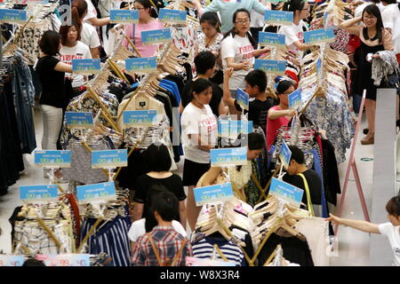 --FILE--Chinese customers shop for clothes at a shopping mall in HuaiAn city, east Chinas Jiangsu province, 22 June 2014.     Chinas retail sales main Stock Photo