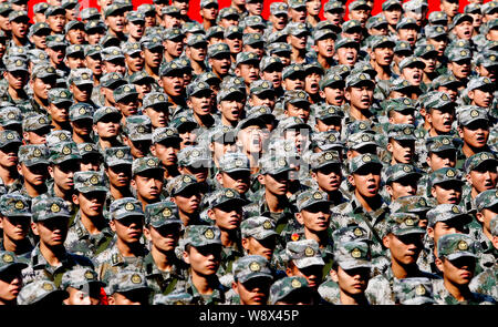--FILE--Chinese PLA (Peoples Liberation Army) soldiers are pictured during a training session in Hangzhou city, east Chinas Zhejiang province, 26 Sept Stock Photo