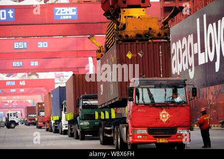 --FILE--Containers are being lifted off trucks on a quay at the Port of Qingdao in Qingdao city, east Chinas Shandong province, 12 February 2014.   Ch Stock Photo